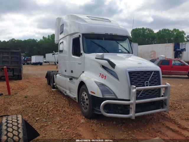 Salvage Volvo Vnl