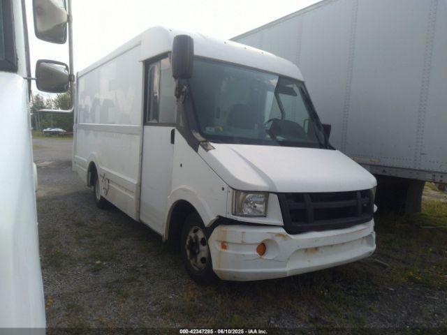  Salvage Isuzu Commercial Van