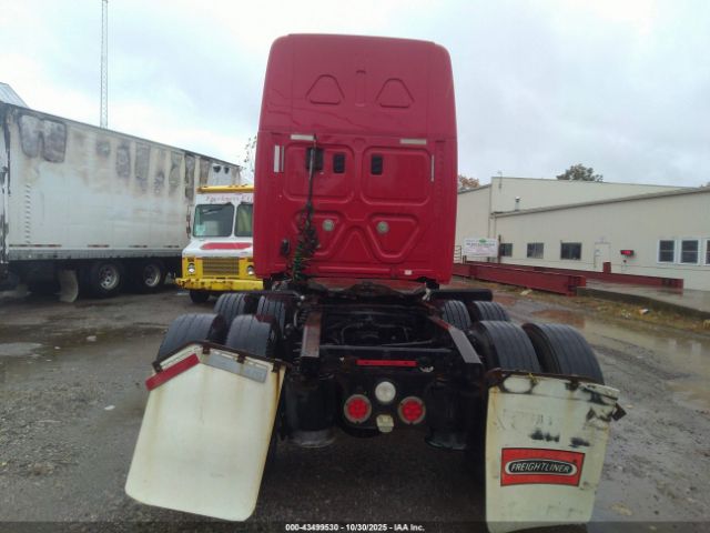 Freightliner Cascadia 125 Image 10