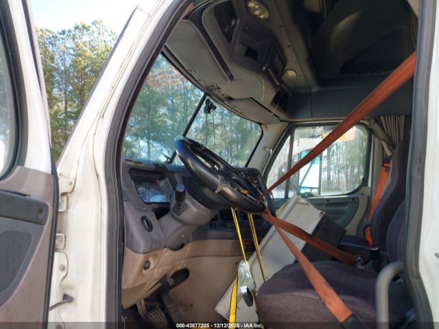 Freightliner Cascadia 125 Image 11