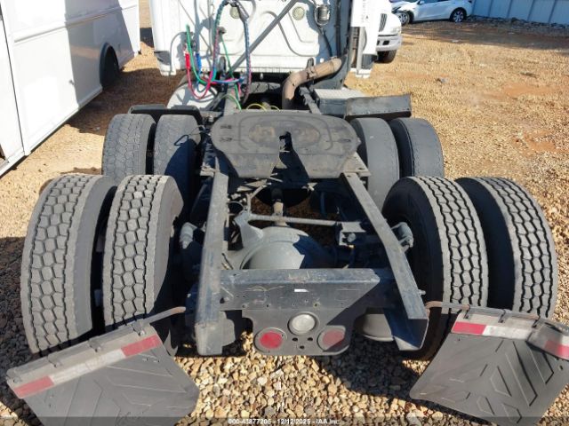 Freightliner Cascadia 125 Image 13