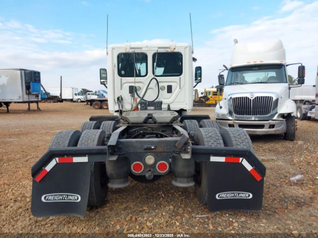 Freightliner Cascadia 125 Image 15