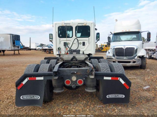 Freightliner Cascadia 125 Image 15